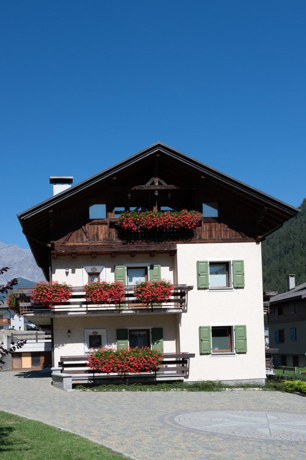 Casa Le Rondini Lägenhet Valdisotto Exteriör bild