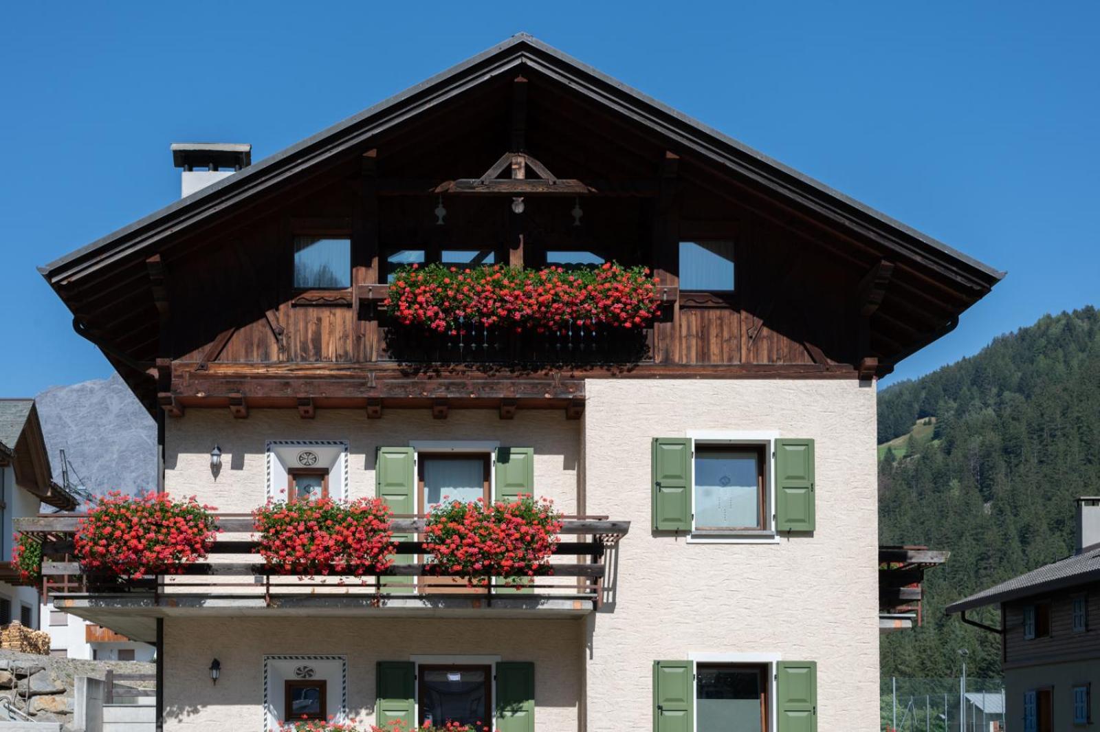 Casa Le Rondini Lägenhet Valdisotto Exteriör bild
