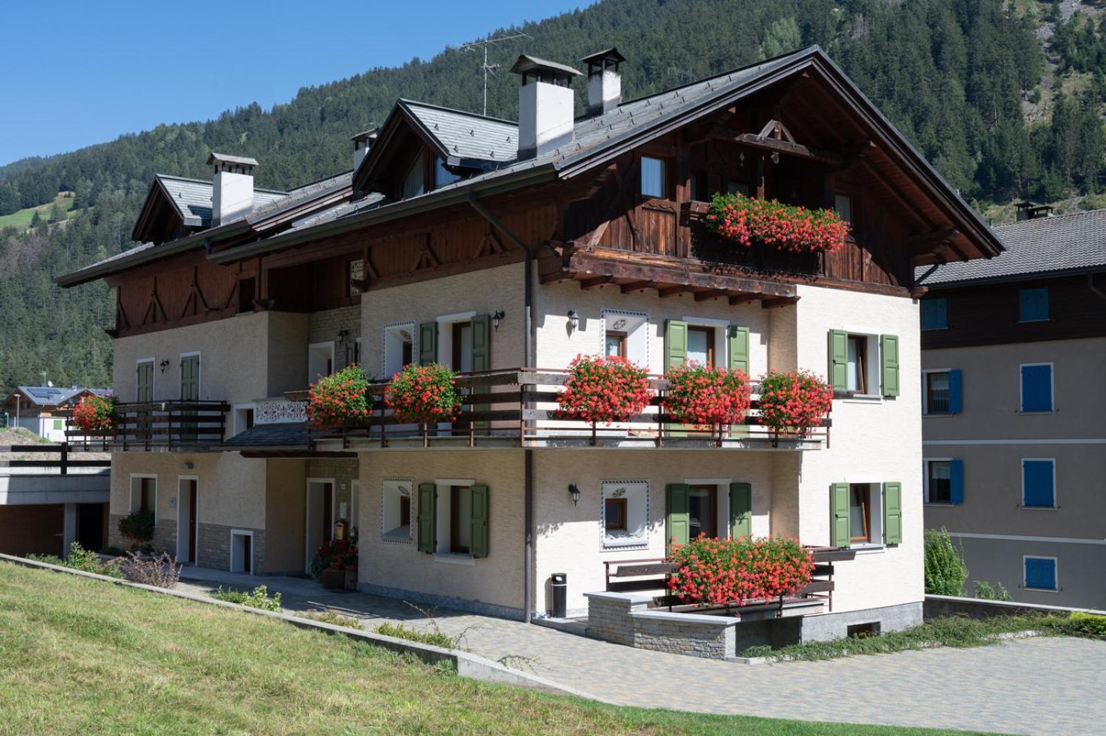 Casa Le Rondini Lägenhet Valdisotto Exteriör bild