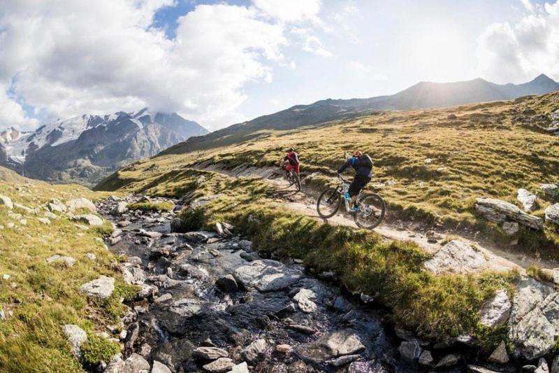 Casa Le Rondini Lägenhet Valdisotto Exteriör bild